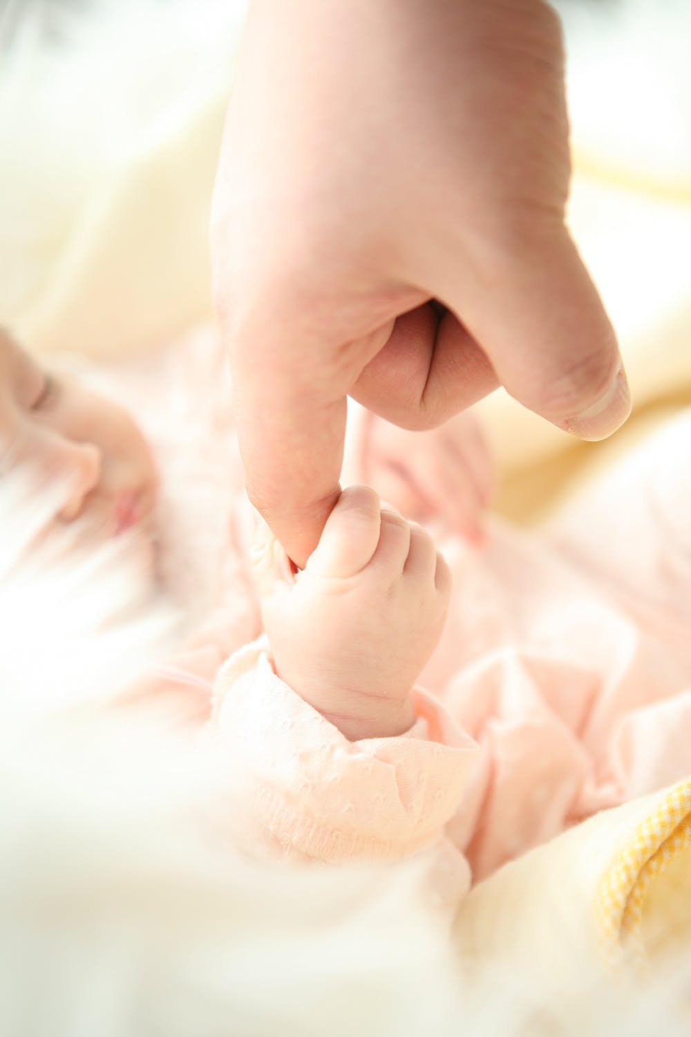 baby-hand-dad-64242